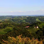 Weingut Winzerzimmer Rothschaedl Hotel *